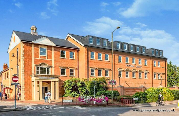 2 Bedroom Flat To Rent In Portman House, Chertsey, KT16