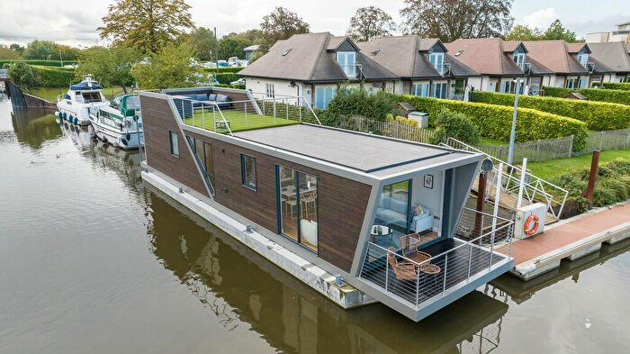 2 Bedroom House Boat For Sale In Liverpool Marina, L3