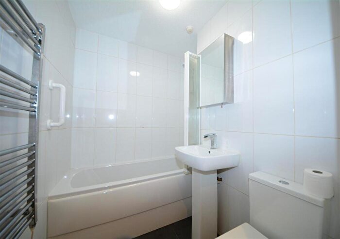 1 Bedroom Apartment For Sale In Stokes Court, East Finchley, N2