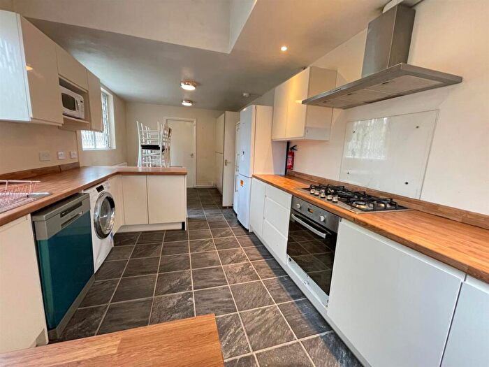 6 Bedroom Terraced House To Rent In Kirkstall Lane, Leeds, LS5