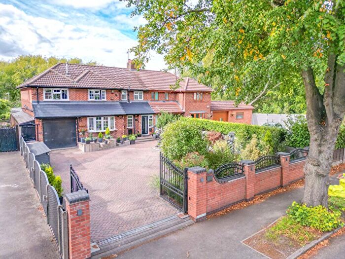 5 Bedroom Semi-Detached House For Sale In Higham Lane, Nuneaton, CV11
