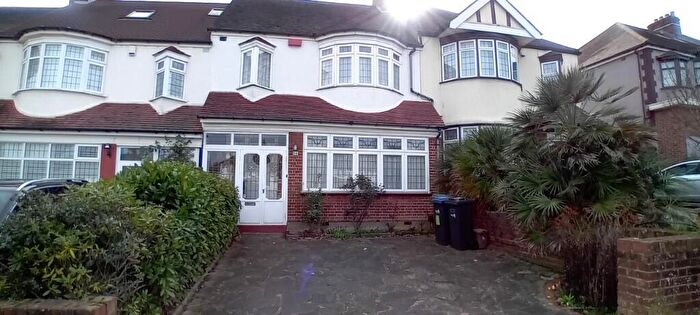 3 Bedroom Terraced House For Sale In Seafield Road, London, N11