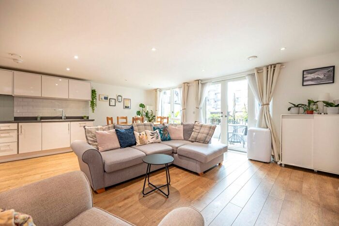 3 Bedroom Maisonette For Sale In Highland Street, Stratford, London, E15