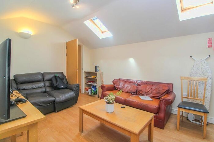 3 Bedroom Flat To Rent In Richmond Rd, Roath, Cardiff, CF24