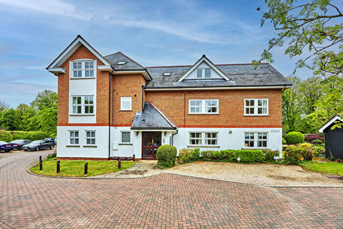 2 Bedroom Apartment To Rent In Poets Court, Harpenden, Herts, AL5