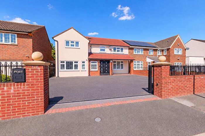 5 Bedroom Semi-Detached House For Sale In High Street, Langley, SL3