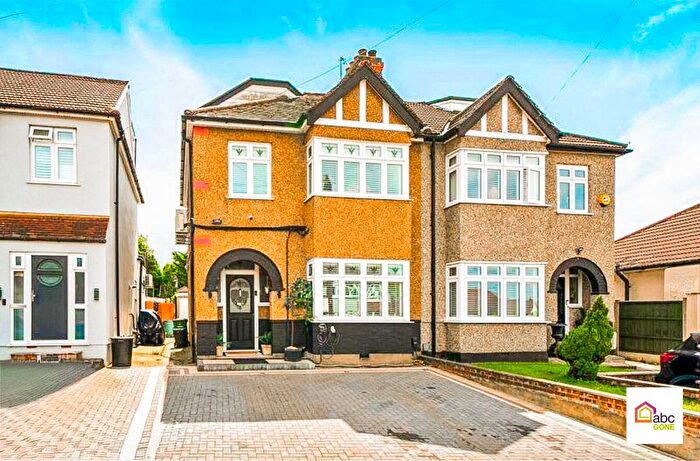 4 Bedroom Semi-detached House To Rent In The Avenue, Hornchurch, RM12