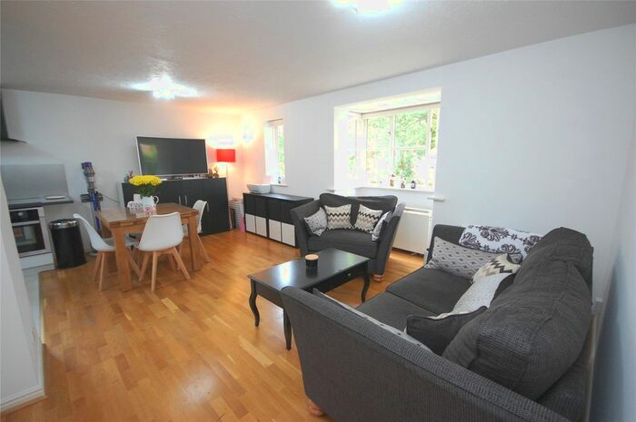 1 Bedroom Flat To Rent In Lee Close, Barnet, EN5