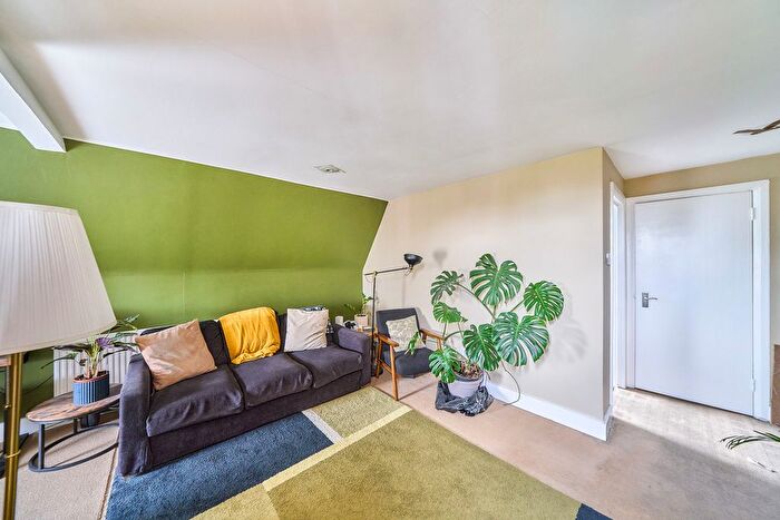 2 Bedroom Flat To Rent In Valley Road, London, SW16