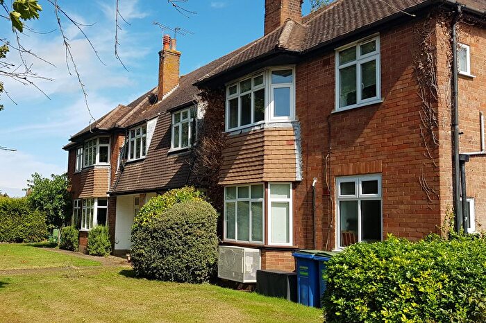 2 Bedroom Flat To Rent In Hollyhedge Road, Cobham, Surrey, KT11