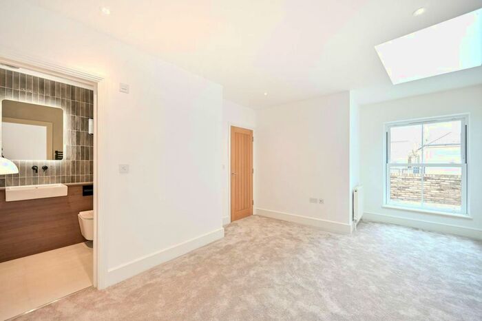 2 Bedroom Flat To Rent In Algar Road, Isleworth, TW7