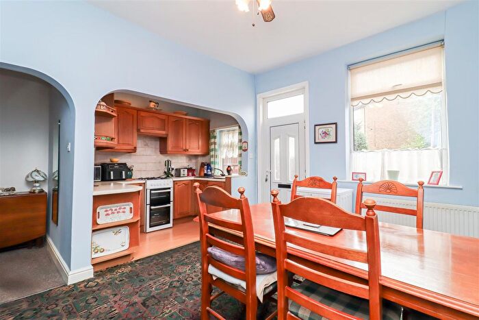 3 Bedroom Terraced House For Sale In Doncaster Road, Wakefield, WF1