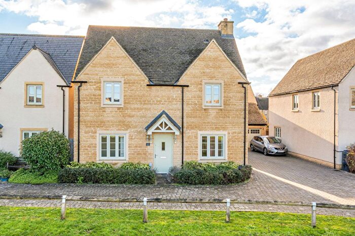 4 Bedroom Detached House For Sale In Draper Close, Tetbury, GL8