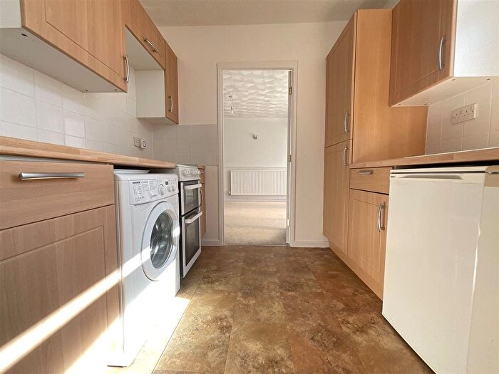 2 Bedroom Semi-detached Bungalow For Sale In Byward Drive, Scarborough, YO12