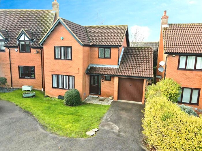 3 Bedroom Detached House For Sale In Loxbeare Drive, Furzton, Milton Keynes, MK4