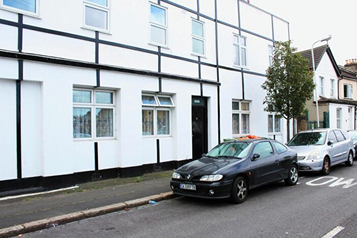1 Bedroom Flat For Sale In Cemetery Road, London, E7