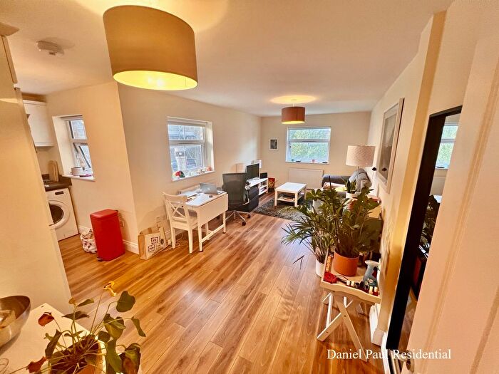 1 Bedroom Flat To Rent In Goldhawk Road, London, W12