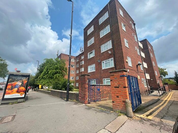 2 Bedroom Flat To Rent In Bounds Green Court, Bounds Green, N11