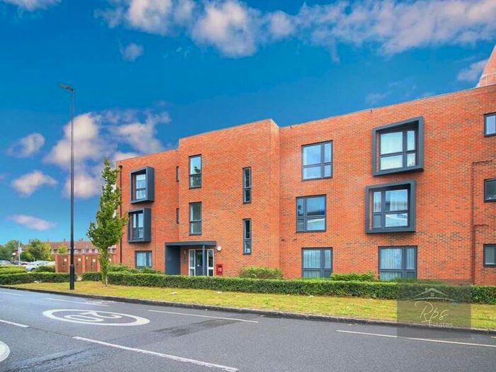 2 Bedroom Flat To Rent In Halton Court, Cranford Lane, Heston, TW5