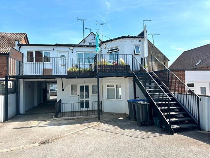2 Bedroom Apartment To Rent In High Street, Bovingdon, HP3