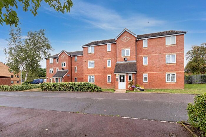 2 Bedroom Flat For Sale In Lovegrove Drive, Slough, SL2