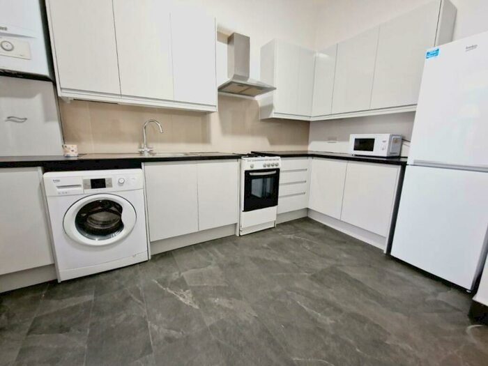 2 Bedroom Flat To Rent In Green Lanes, London, N8