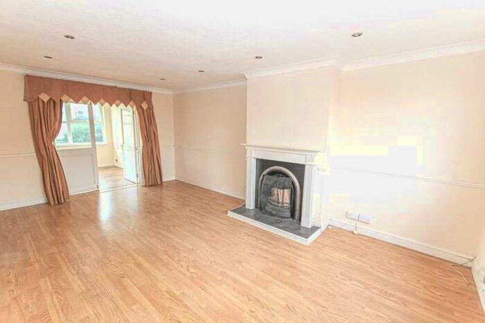 3 Bedroom Semi-Detached House To Rent In Cruden Road, Gravesend, DA12