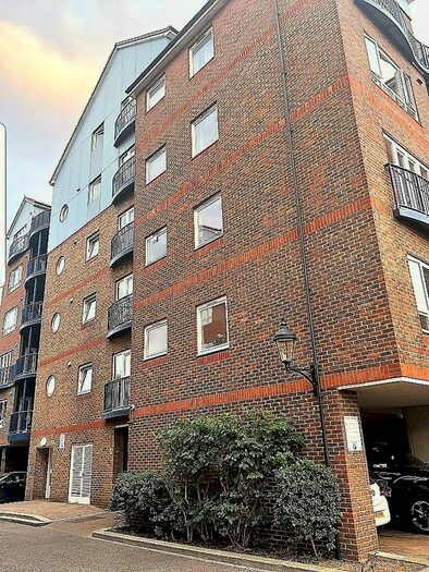 2 Bedroom Flat To Rent In Anchor Court, Argent Street, Grays, Essex, RM17