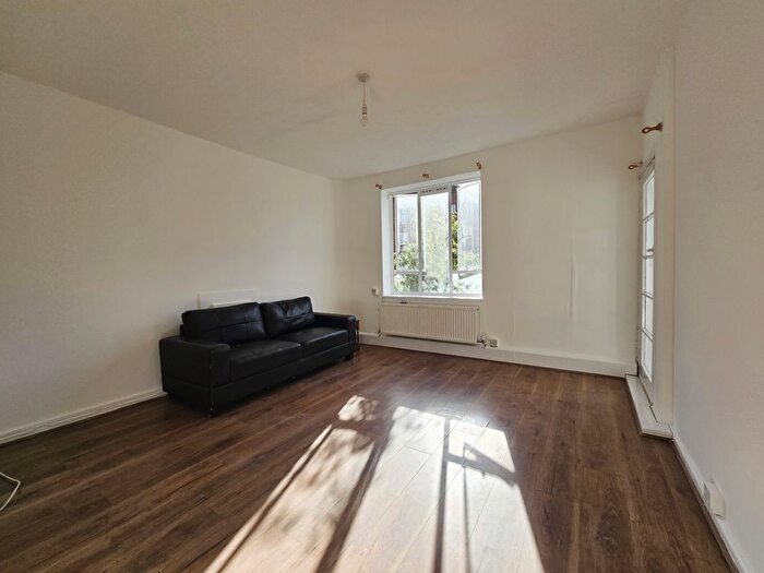 2 Bedroom Flat To Rent In Iron Mill Road, London, SW18