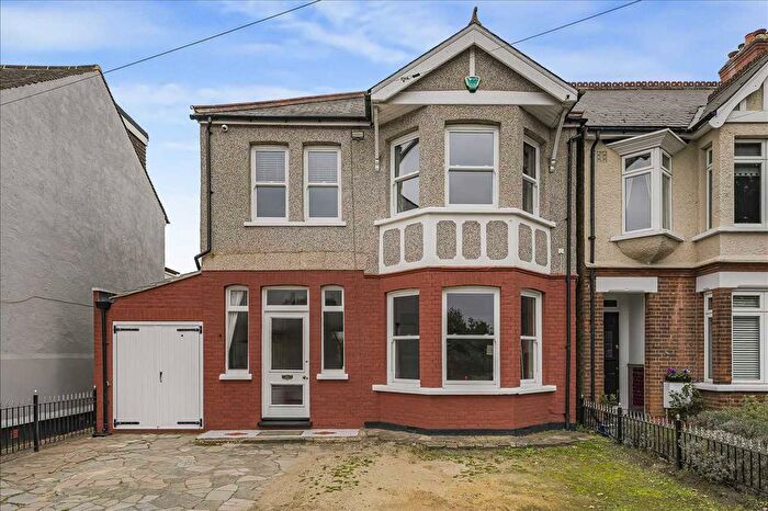 4 Bedroom Detached House For Sale In Heathclose Road, Dartford, DA1