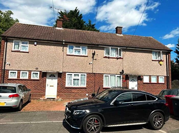 3 Bedroom Semi-Detached House To Rent In Dashwood Close, Slough, SL3