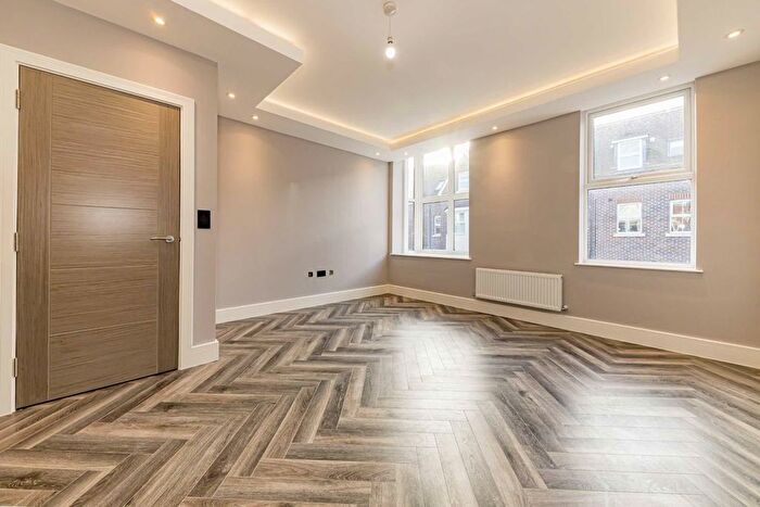 1 Bedroom Flat For Sale In Baker Street, Weybridge, KT13