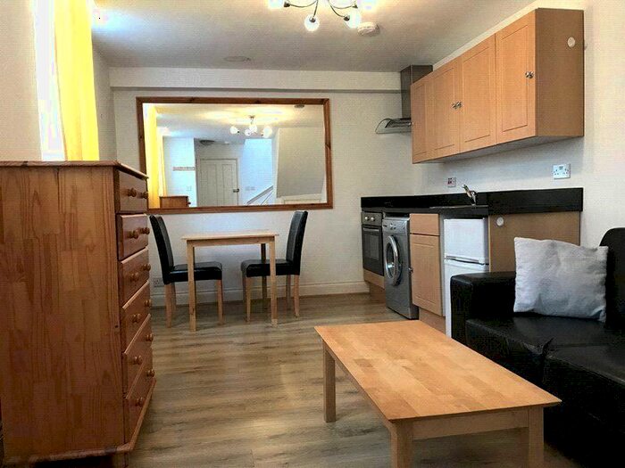 1 Bedroom Flat To Rent In Somerset House, Acton Lane, Chiswick, London, W4