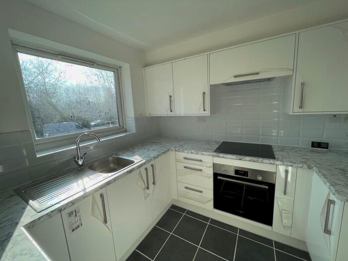 2 Bedroom Apartment To Rent In Poplar Grove, N11