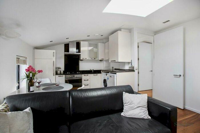 2 Bedroom Flat To Rent In Burder Road, Hackney, London, N1