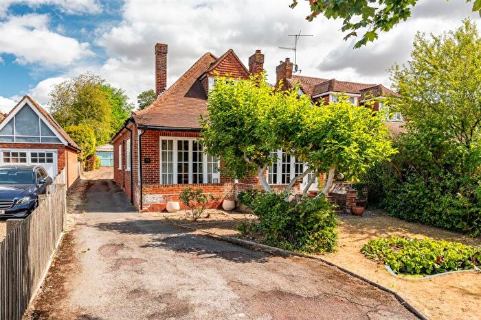 3 Bedroom Bungalow For Sale In Hertford Road, Digswell, Welwyn, AL6
