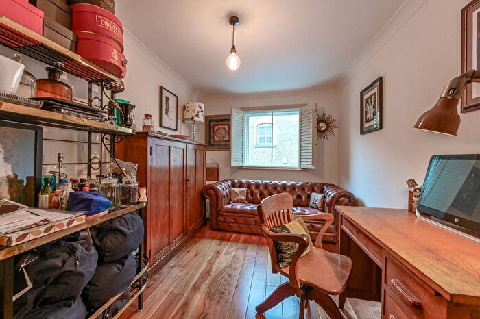 2 Bedroom Flat For Sale In Lamb Court, Tower Hamlets, London, E14