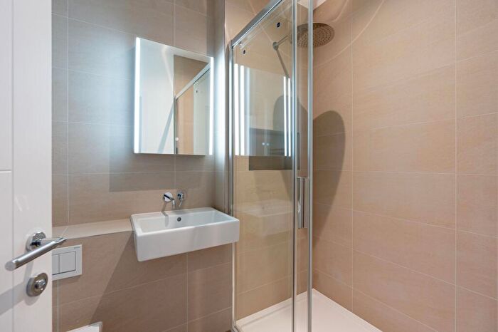 2 Bedroom Apartment For Sale In St Andrews Court, Thame, OX9
