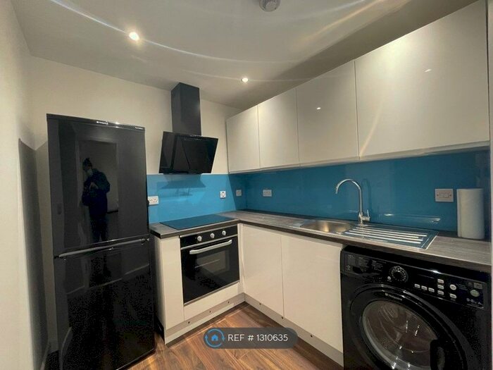 1 Bedroom Flat To Rent In Robin Hood Way, Greenford, UB6