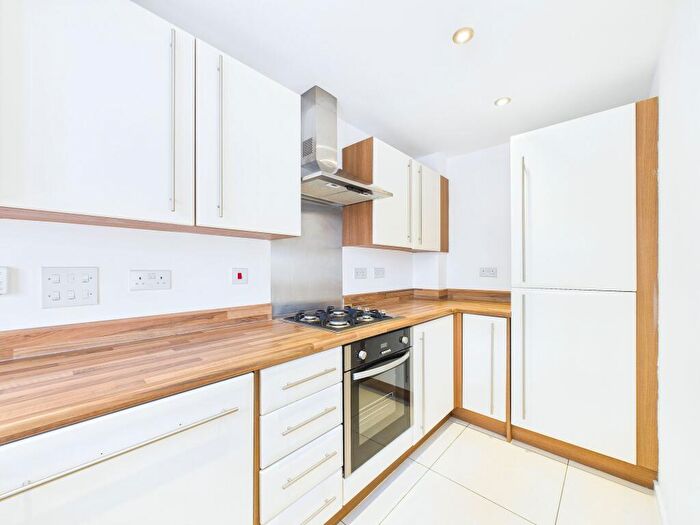 3 Bedroom Town House For Sale In Pach Way, Fernwood, NG24