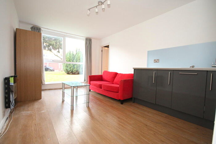 1 Bedroom Flat To Rent In Park Drive, Woking, GU22