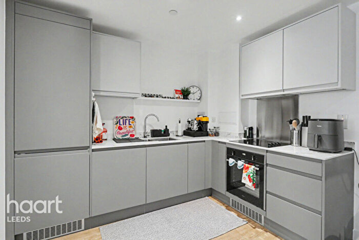 2 Bedroom Apartment For Sale In Saxton Lane, Leeds, LS9
