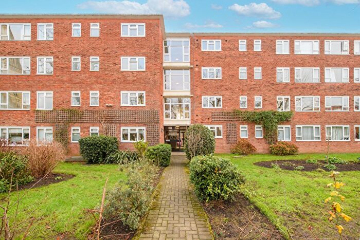 3 Bedroom Flat To Rent In Heathshott, Friars Stile Road, TW10