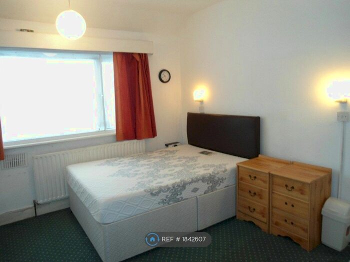 1 Bedroom Flat To Rent In Taunton Avenue, Hounslow, TW3