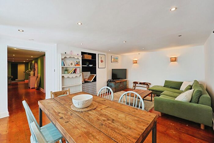 3 Bedroom Flat To Rent In Palace Gardens Terrace, London, W8
