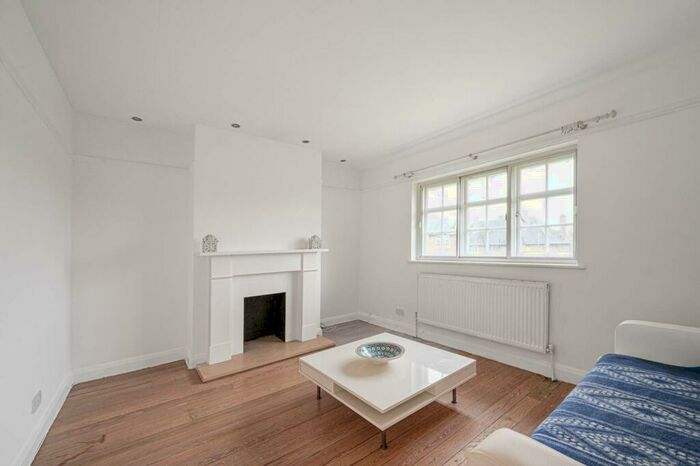2 Bedroom Maisonette To Rent In Hill Top, Hampstead Garden Suburb, London, NW11
