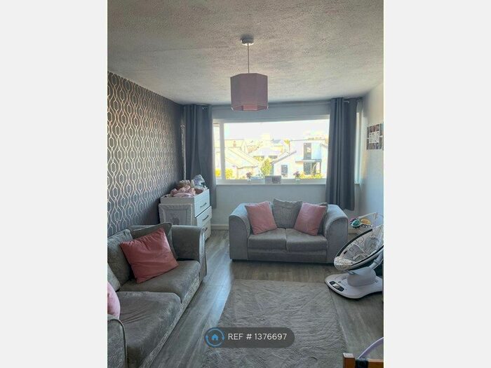 2 Bedroom Flat To Rent In High Ash Drive, Leeds, LS17