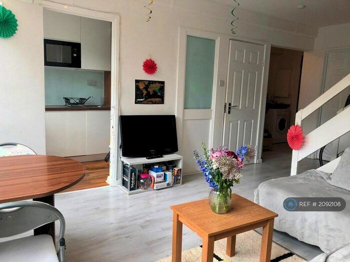 4 Bedroom Maisonette To Rent In Fowler Close, London, SW11