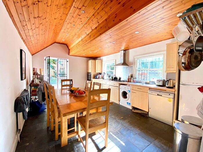 3 Bedroom Flat To Rent In Mildmay Grove South, Islington, N1