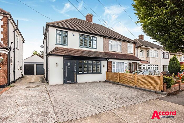 3 Bedroom Semi-detached House For Sale In Beauly Way, Romford, RM1